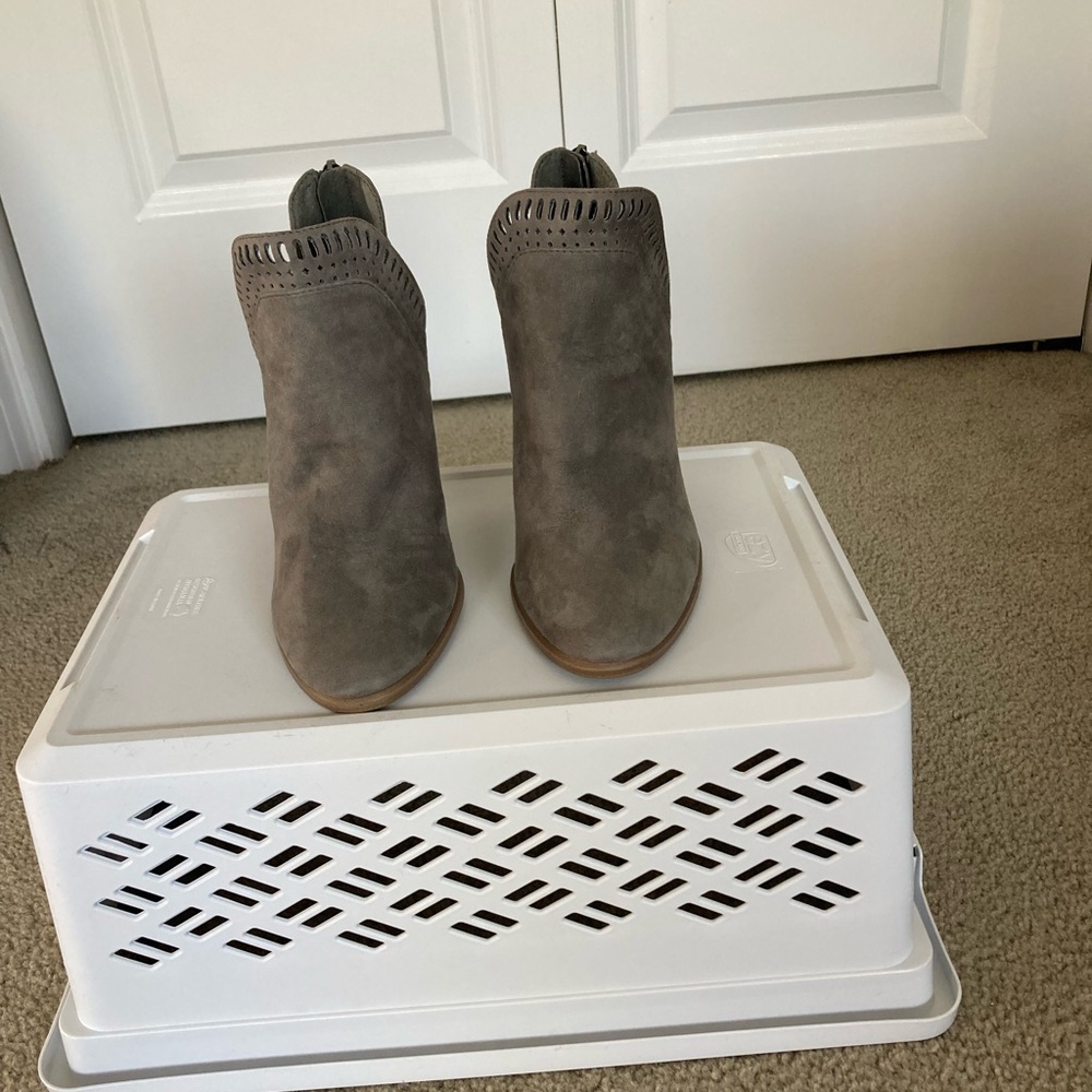Women’s Vince Camuto FIleana Grey Ankle Boot. Size 5. Brand New!